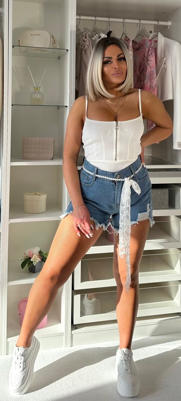 Spodenki jeansowe z paskiem z koralików.